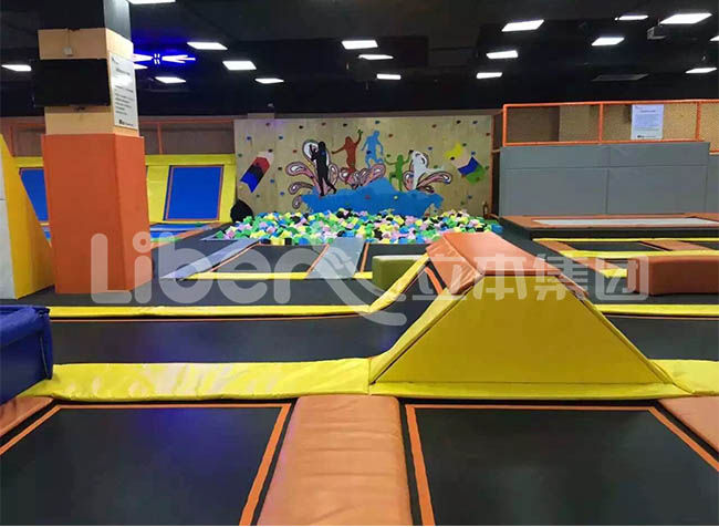 南昌蹦床公園hop zone海綿池實拍