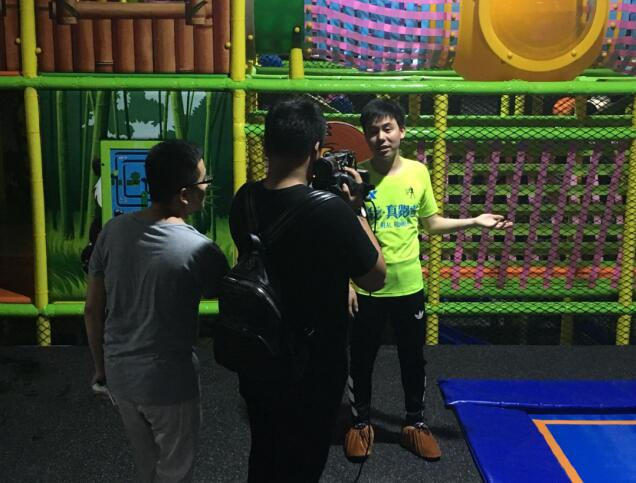 立本集團(tuán)副總經(jīng)理王永寶介紹蹦床公園產(chǎn)品