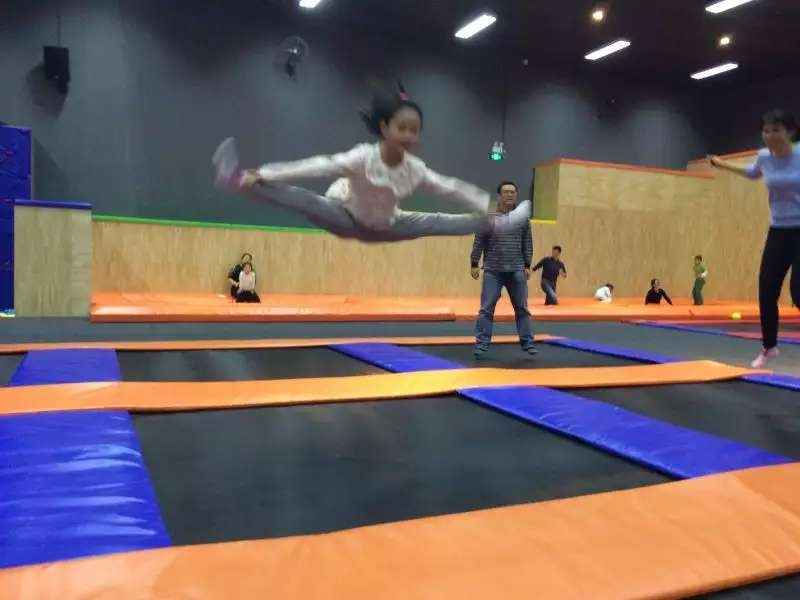 跳躍而起蹦床運動