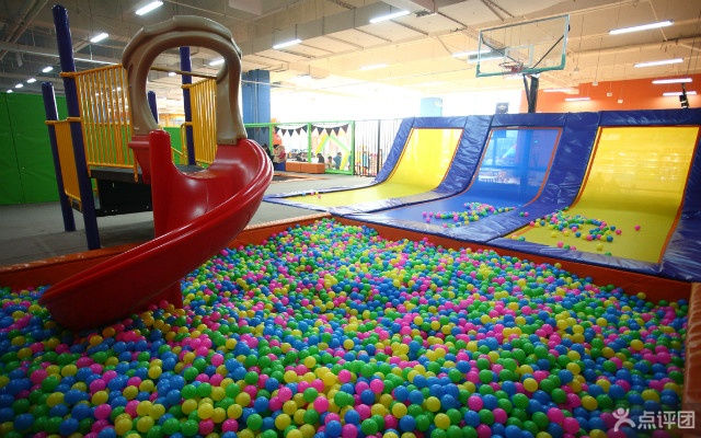 兒童室內蹦蹦床樂園—實物圖