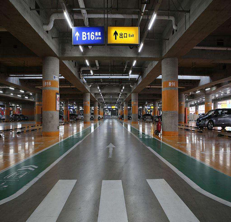 蹦床樂園場地高度