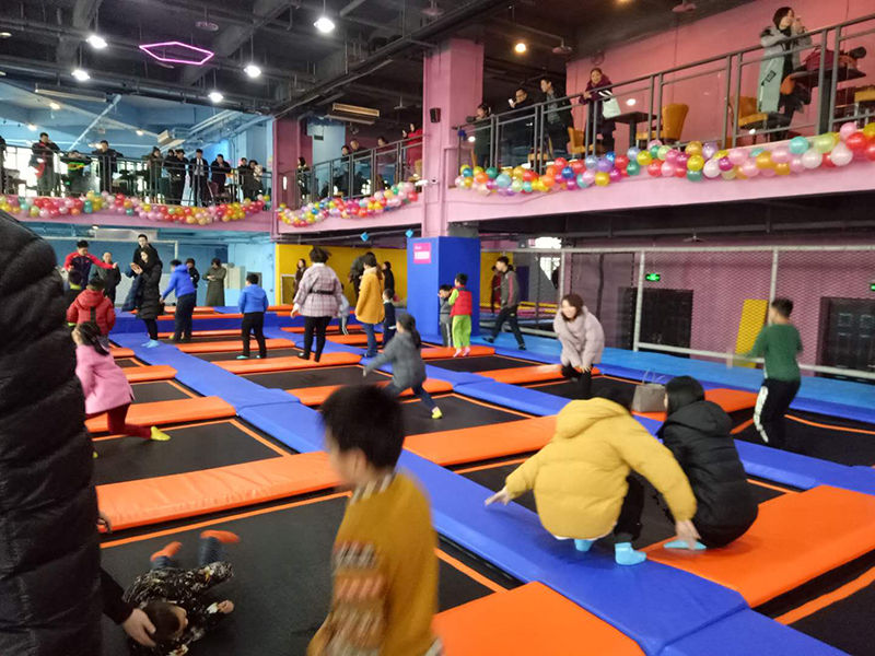 重慶歡樂蹦床館開業(yè)當(dāng)天