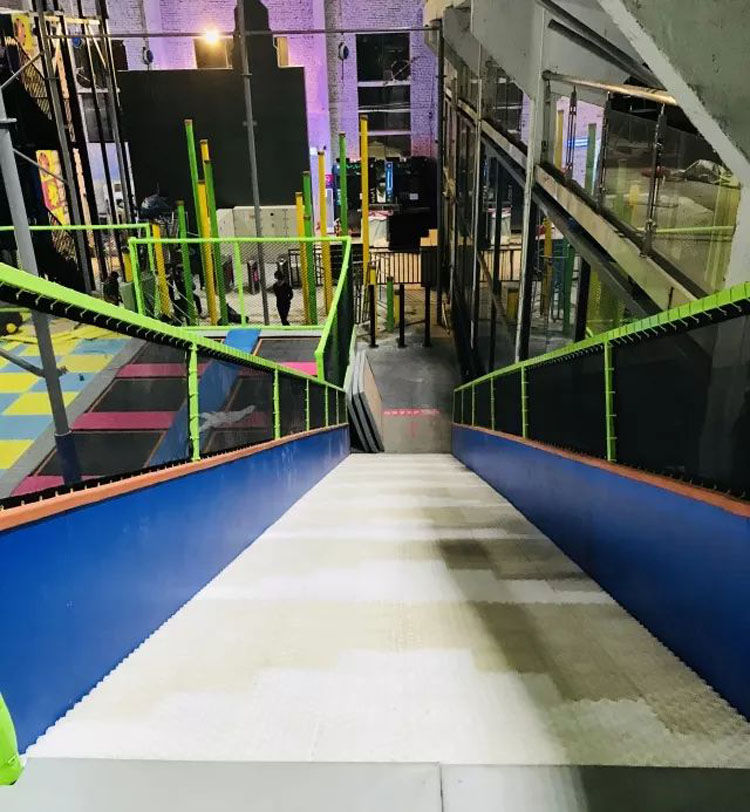 滑雪坡實物照片