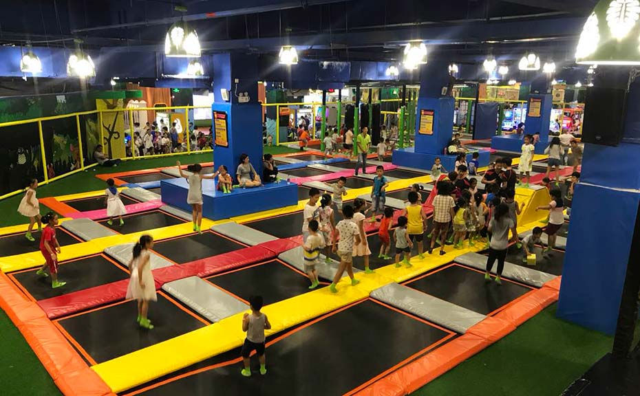 蹦床館