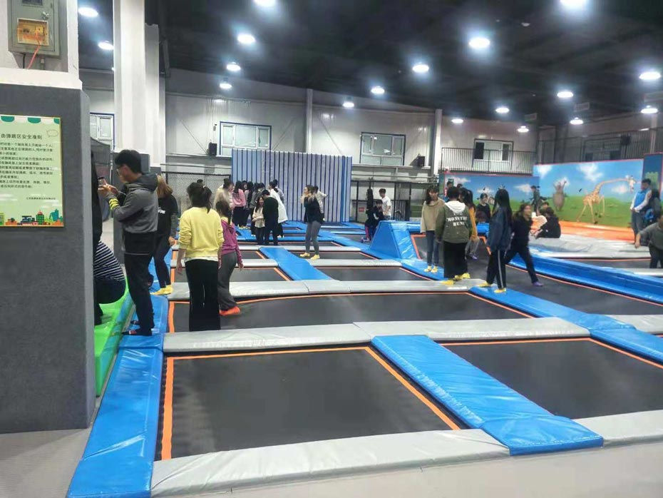 室內蹦床館