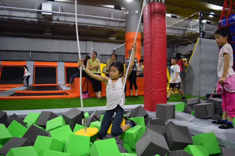 蹦床公園