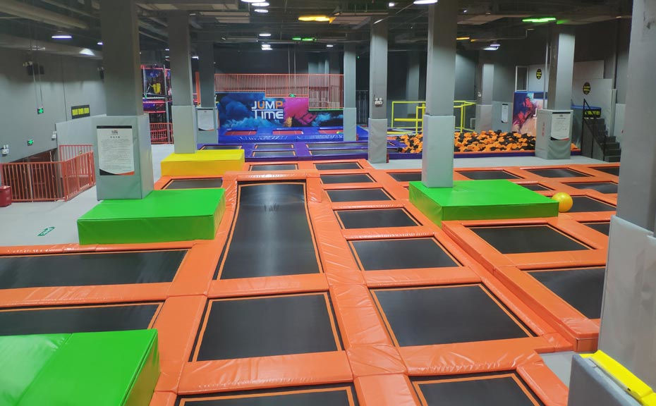 蹦床公園