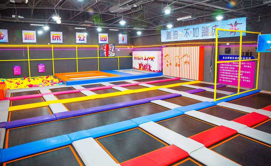 蹦床公園