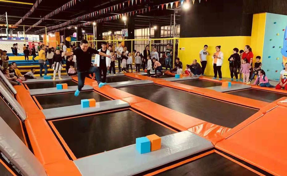 蹦床公園