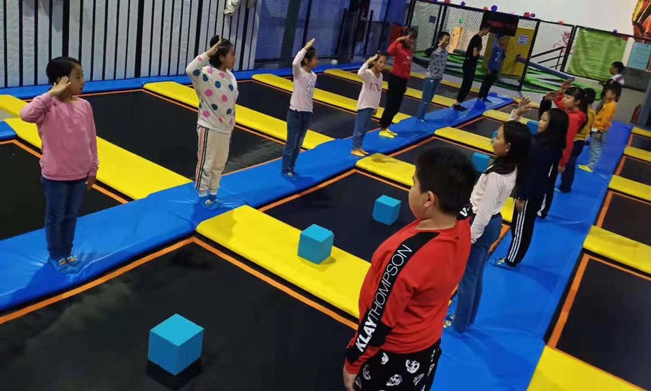 蹦床實(shí)物照片 蹦床實(shí)物照片