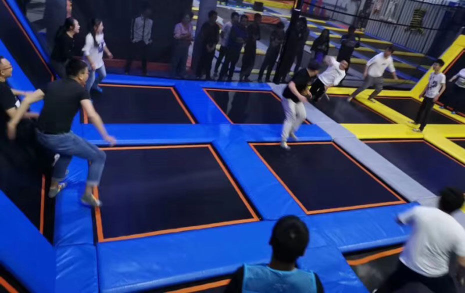 蹦床實(shí)物照片 蹦床實(shí)物照片