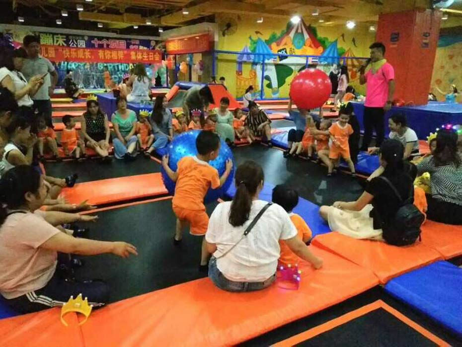 蹦床實(shí)物照片