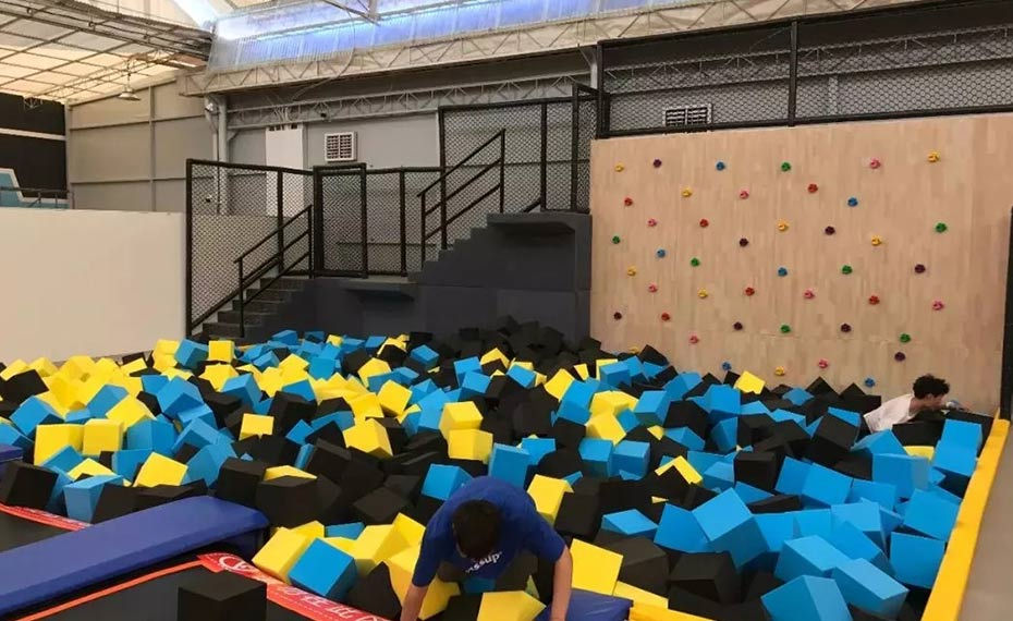 室內蹦床館