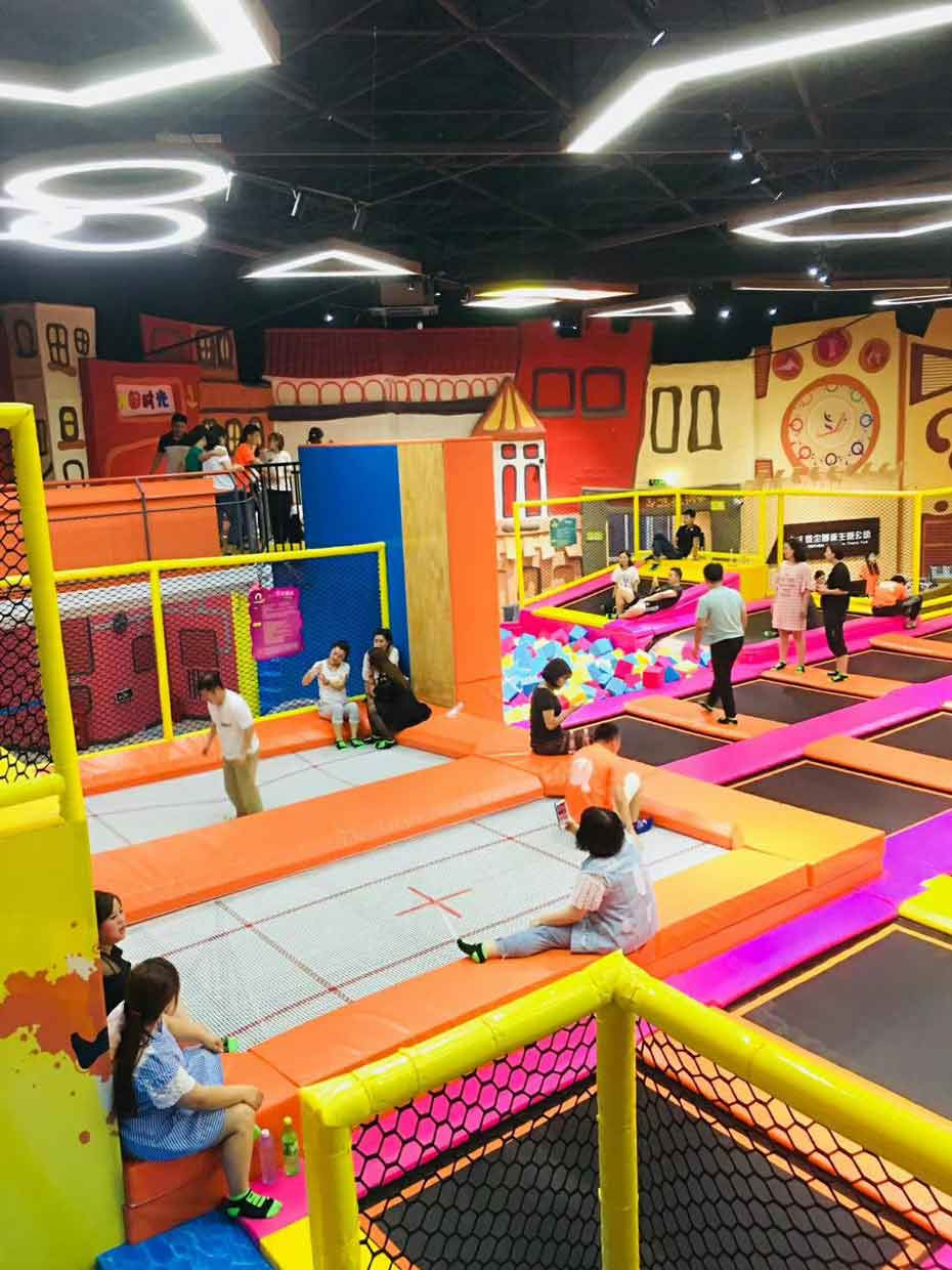 蹦床公園 蹦床公園
