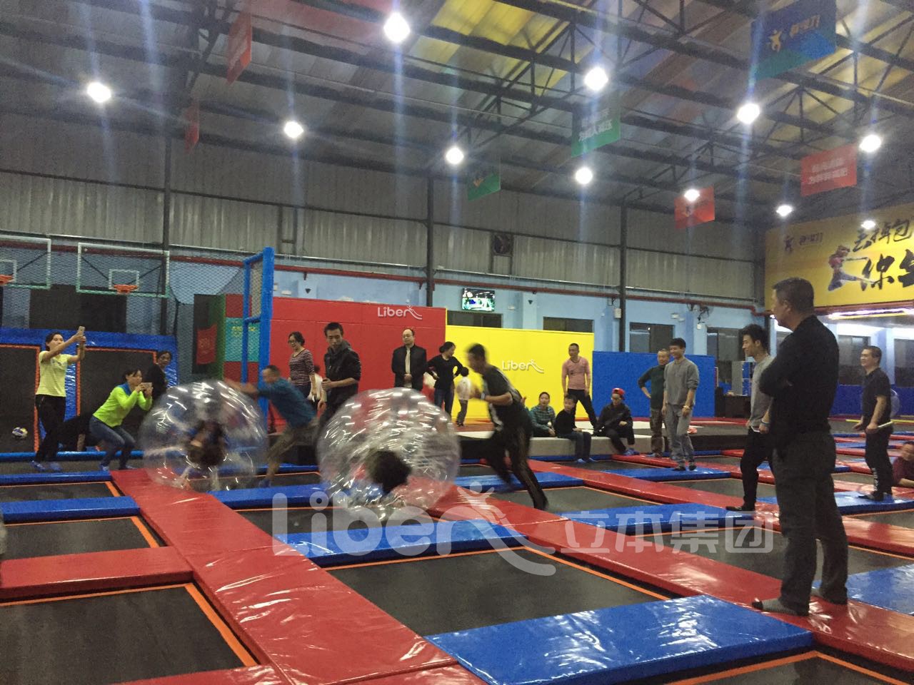 室內(nèi)蹦床公園多重游樂項目-立本集團