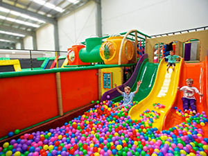  現在火爆的蹦床館里面的海綿塊如何清洗呢