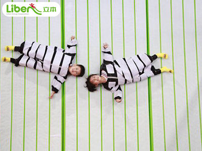   你知道現(xiàn)在流行的網(wǎng)紅游樂設備蹦床粘粘樂和蹦床公園粘墻_立本蜘蛛墻