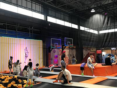 開蹦床館投資需要多少投資呢?開蹦床公園需要多少錢呢?_立本集團(tuán)