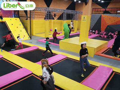 空氣蹦床館投資大么？