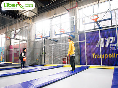 大型室內(nèi)游樂場賺錢嗎，開個大型蹦床館多少錢?