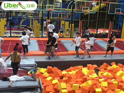 國內(nèi)市場上的蹦床館為什么這么火爆?