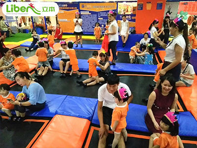 現階段火熱室內運動娛樂項目，運動蹦床館組合樂園