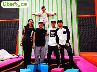 蹦床公園粘粘樂的原理是什么?