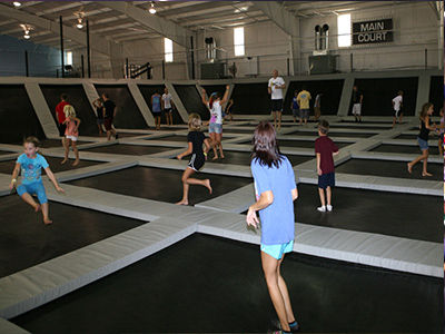 蹦床公園加盟什么牌子?什么樣的設(shè)備更受到人們歡迎?