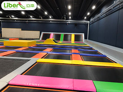 蹦床公園生產(chǎn)廠家哪家可靠呢?找廠家購買設(shè)備要注意哪些問題